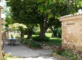 typical provencal mas with pool, a little corner of paradise with view of sainte victoire, close to aix en provence, sleeps 10., khách sạn có hồ bơi ở Venelles