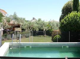 nice villa with heated swimming pool, in the center of the village of aureille, 8 persons, near baux de provence, in the alpilles，Aureille的飯店