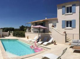 Vacation rental in the Alpilles, Provence, close to the village center - Beautiful view -Air conditionning Heated pool and spa - sleeps 8, hotel in Aureille