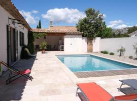 charming vacation rental with heated pool at the foot of the alpilles, in aureille, close to the center of the village on foot, sleeps 6/8 people in provence.: Aureille şehrinde bir tatil evi