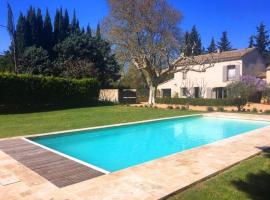 Provencal farmhouse, pool, pool house, countryside Plan d’Orgon, Provence - 8 people、カヴァイヨンのホテル