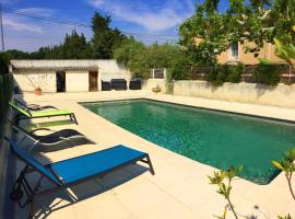Provencal part with private pool, near Avignon, 6 sleeps.，Bédarrides的飯店