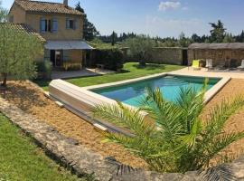 typical provencal bastide, built of local stones, in the luberon in cheval-blanc with secured pool and wifi -sleeps 6 people., хотел с басейни в Cheval-Blanc