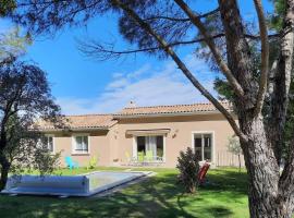 A pretty family house located in a tranquil area with a pretty view of the Luberon range., ξενοδοχείο με πισίνα σε Les Taillades