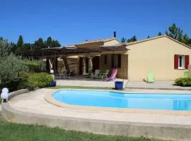LS1-391 Très jolie location de vacances avec piscine à Saint Etienne du Grès dans les Alpilles en Provence - 4 personnes