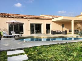 very pretty contemporary villa with heated pool located in aureille in the alpilles, close to the center on foot. sleeps 4. บ้านพักในAureille