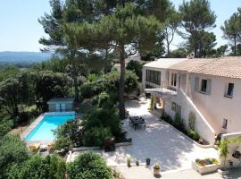 superb villa with private pool, with magnificent view of the luberon, in the heart of provence, 8 persons, casă de vacanță din Puget