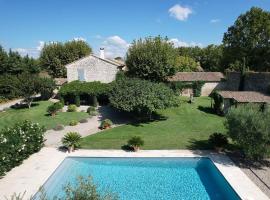 superb prestigious mas with pool in the countryside of caumont sur durance, close to avignon, sleeps 8, hotel i Caumont-sur-Durance