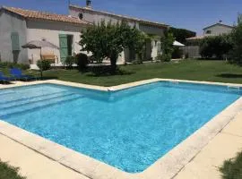 Jolie Maison de Vacances avec Piscine Privée, au cœur du village de Mouriès, dans le Parc Naturel Régional des Alpilles, 4 personnes LS1-298 PLANTARELLO