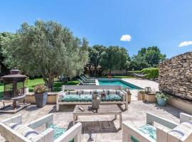 magnificent individual villa with heated swimming pool, in aureille, in the alpilles - 10 persons: Aureille şehrinde bir otel