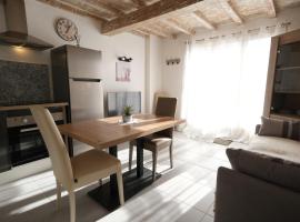 nice gite in a small residence with swimming pool to share in fontvieille, in the alpilles in provence, 2 persons, hotel v destinácii Fontvieille