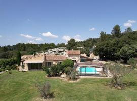 charming villa with heated swimming pool near eygalières, in the heart of the regional natural park of the alpilles in provence – 8 people, holiday home in Orgon