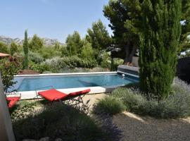 magnificent detached villa with heated swimming pool and jacuzzi, in aureille, in the alpilles – 8 people, hôtel à Aureille