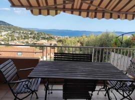 2-room apartment with a magnificent view of the sea, in carqueiranne in the var, 12km from the isles de porquerolles boarding port – 2/4 people, hotel in Carqueiranne