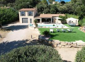 very beautiful villa with private pool in the luberon enjoying a magnificent view of the durance valley, located in puget ? 10 people., хотел в Puget