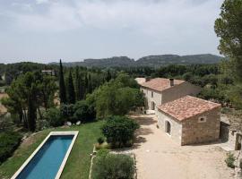 property in les baux de provence, private pool, magnificent view, ideal for 10 people in the alpilles., hotel sa Les Baux-de-Provence