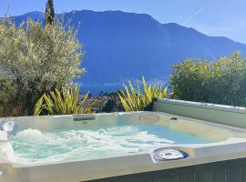 Magic Garden with Jacuzzi-Pool and Luxury Lake Como view, appartamento a Lenno