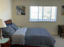 Spacious and bright queen bed room with private bathroom, hotell i Richmond