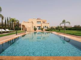 Splendide Villa de luxe PRIVATISEE avec Cuisinière - Piscine chauffée - Jacuzzi & Hammam, feriebolig i Marrakech