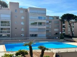 HYEBOUG Appartement pour 4 personnes dans résidence avec piscine situé sur le port d'Hyères