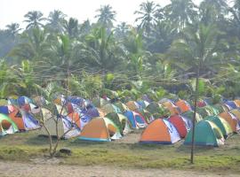 Alibag Beach Camping Ashu, отель, где разрешено размещение с домашними животными в городе Kolgaon