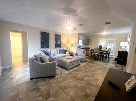 Entire home in Foley, Alabama, United States, hotell i Foley