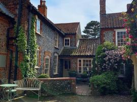 Luxury Cottage, close to Quay. Pretty Courtyard., cheap hotel in Blakeney