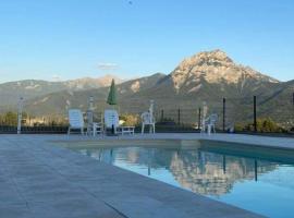 Entre Lac et Montagne - Piscine & Tennis, hotel a Prunières