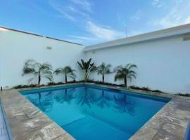 Casa de playa para 16 personas con piscina km 126, hotell i Cerro Azul