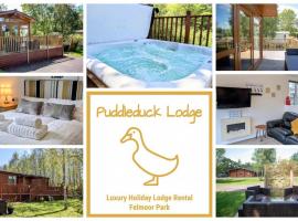 Puddleduck Lodge with Hot Tub on Felmoor Park, hotel Morpethben