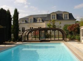 Villa Castalie - Maison de maître, grande piscine et jacuzzi, hotel a Montrichard