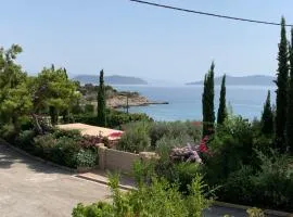 Beautiful summer house 5' from the beach