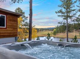 Hottub Hideaway BHBungalows #6, villa in Custer
