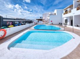 Casa Appia-300m from the beach, heated pool, hytte i Puerto del Carmen