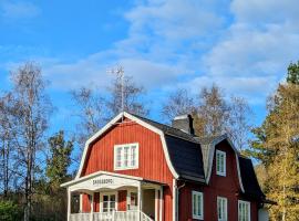 Charming Swedish Cottage from 1909, hótel með bílastæði í Markaryd