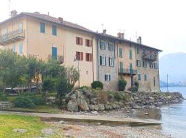 Riva Bianca Castle Holiday Home, hotel con parking en Lierna