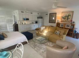 Closest Studio Suite to Vanderbilt Beach, new remodel, well appointed, BBQ, yard, very private plus many extras!, apartamento en Naples