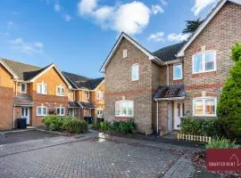 Woking, Knaphill - 2 Bed House - Parking & Garden
