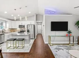 Family Home in Oakwood, 12 Mins to Campus, Patio, Washer Dryer, 2 Bathrooms, Utilities and Internet Included, Great for Students or Families, Charming Oakwood-Lincoln Park Home, 10 Walk to Dining, 24 Hour Hospitality Team