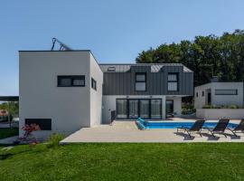 Casa Cielo, new modern villa with outdoor pool – obiekty na wynajem sezonowy w mieście Radakovo