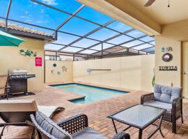Townhome with Private Pool, BBQ & FREE Waterpark, отель в Киссимми
