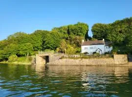 Beach Cottage, with stunning views