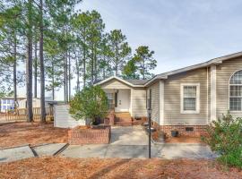 Tranquil Cameron Getaway 18 Mi to Fort Liberty, hotel a Cameron