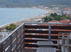 KYPRIOTIS LEONIDAS APARTMENTS，位于萨尔蒂的海滩酒店