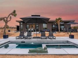 Spellbound- Modern Desert Residence w Pool & Piano, hotel in Landers