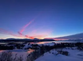Leilighet med 1 soverom i Tromsø/Kvaløysletta med flott beliggenhet og god utsikt. Kort vei til flyplass.