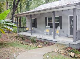 Cozy House in the Woods - 25 min from downtown, hotel with parking in Pegram