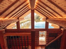 Log Cabin/Hot Tub on Private Lake Jurassic Coast, hotel i Bridport