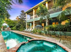 Casa Mariposa - Luxury Butterfly Garden Steps to Pine Ave PoolSpa Bikes 4 Houses to Beach, hótel í Anna Maria