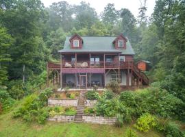 Blue Bear Cabin Hot Tub 3 BR AVL Area Mountain Views Gas Fireplace, hotel with parking in Gerton